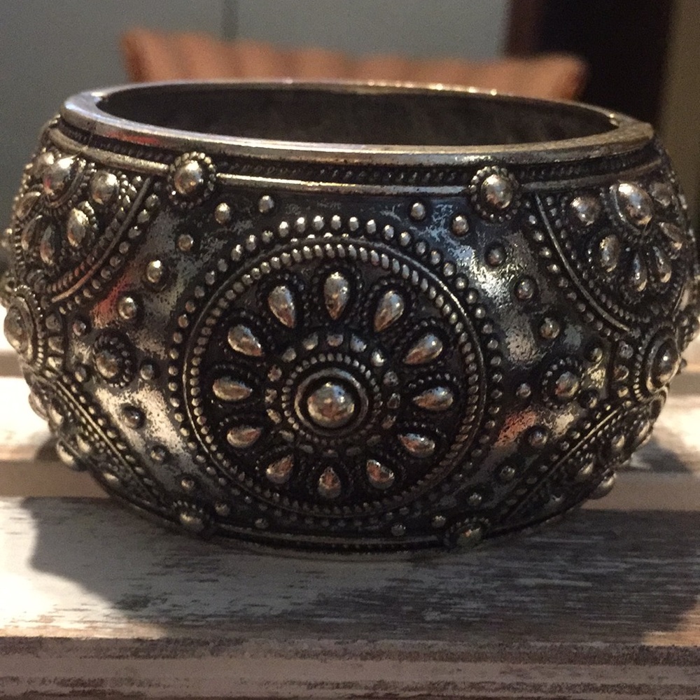 Vintage silver tone clamper style very beautiful